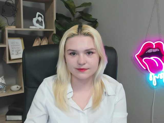 SweetLilyxo's BongaCams show and profile
