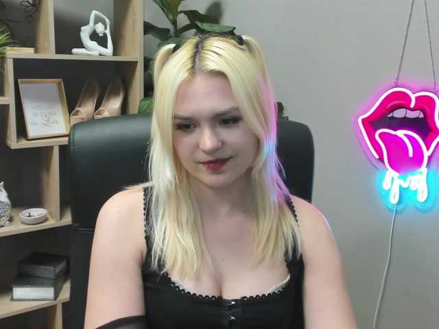 SweetLilyxo's BongaCams show and profile