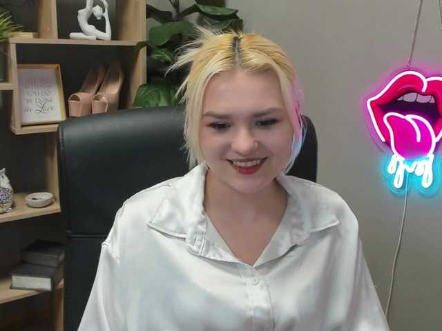 SweetLilyxo's BongaCams show and profile