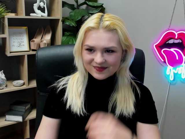 SweetLilyxo's BongaCams show and profile