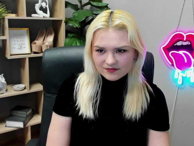 SweetLilyxo's BongaCams show and profile