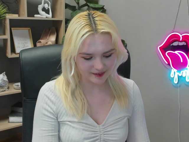 SweetLilyxo's BongaCams show and profile