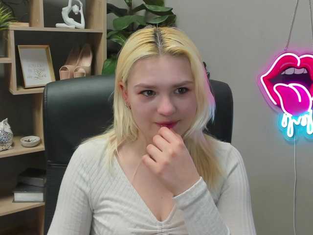 SweetLilyxo's BongaCams show and profile