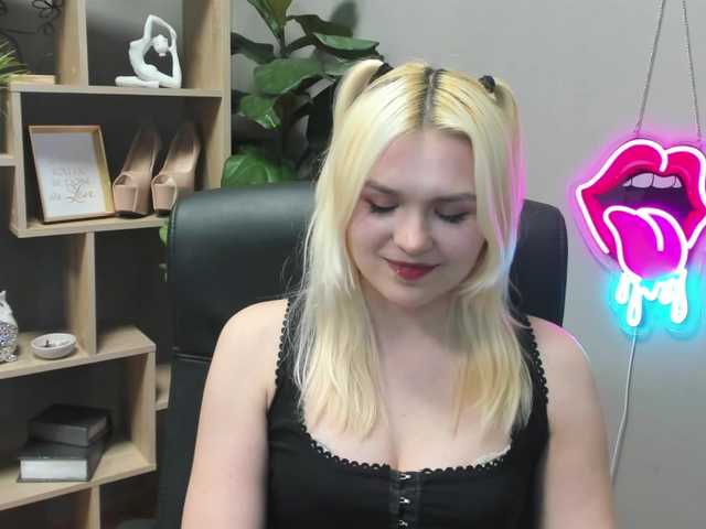 SweetLilyxo's BongaCams show and profile