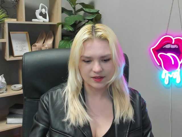 SweetLilyxo's BongaCams show and profile