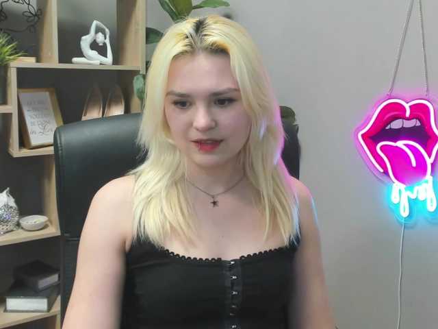 SweetLilyxo's BongaCams show and profile