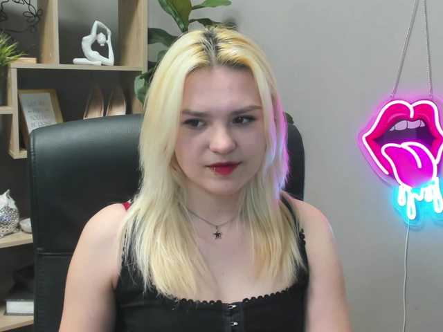 SweetLilyxo's BongaCams show and profile