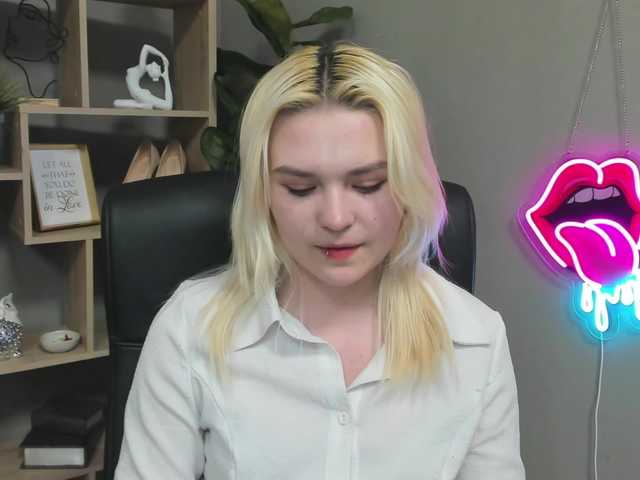 SweetLilyxo's BongaCams show and profile