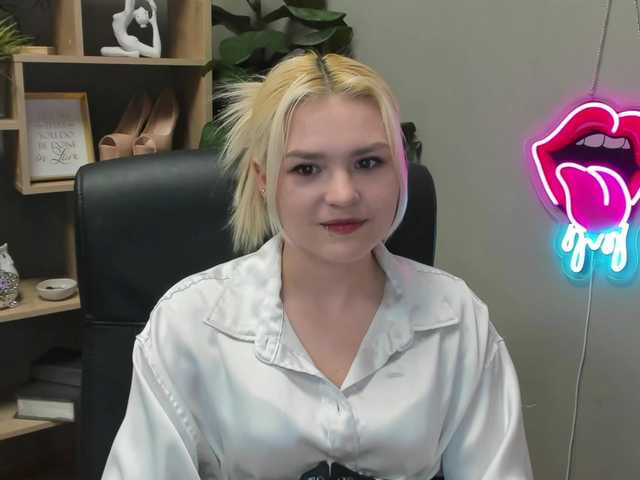 SweetLilyxo's BongaCams show and profile