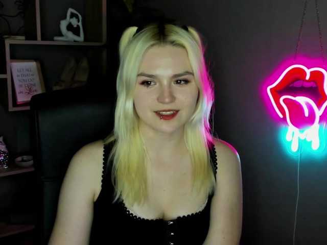 SweetLilyxo's BongaCams show and profile
