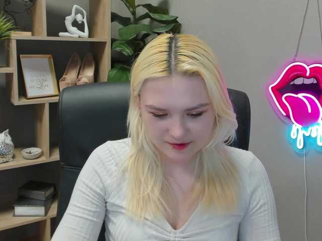 SweetLilyxo's BongaCams show and profile