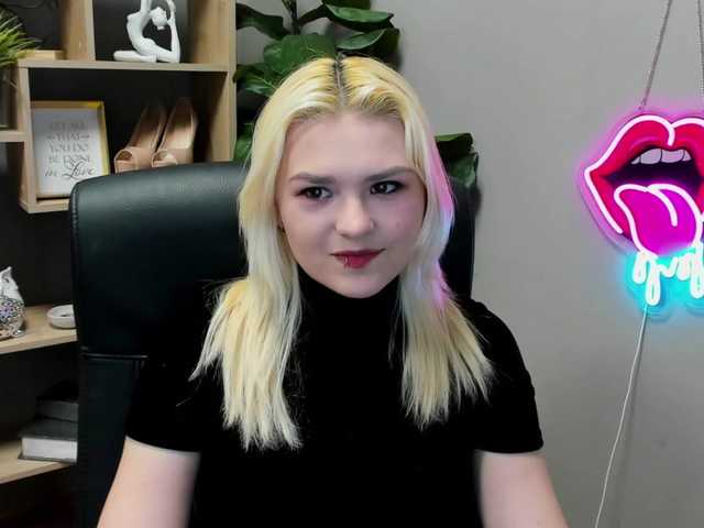 SweetLilyxo's BongaCams show and profile