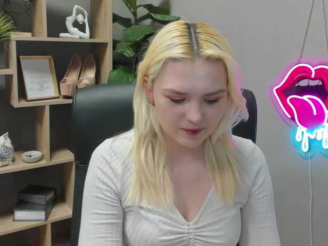 SweetLilyxo's BongaCams show and profile