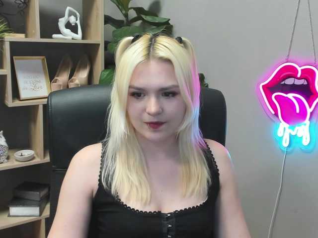 SweetLilyxo's BongaCams show and profile