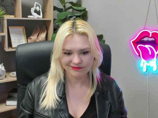 SweetLilyxo's BongaCams show and profile