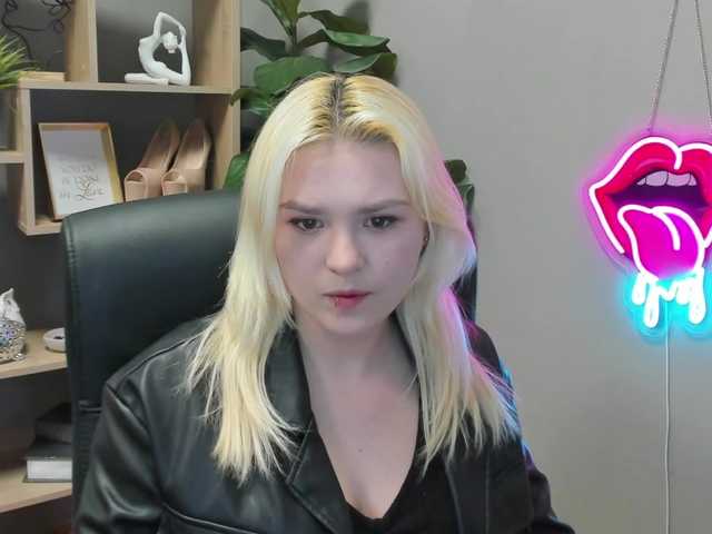 SweetLilyxo's BongaCams show and profile