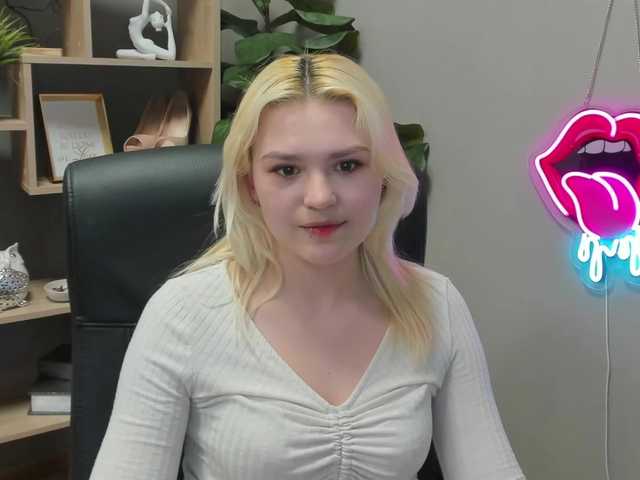 SweetLilyxo's BongaCams show and profile