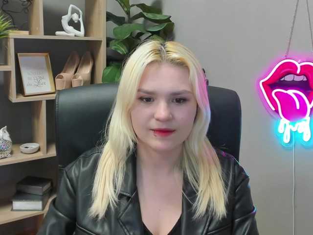 SweetLilyxo's BongaCams show and profile