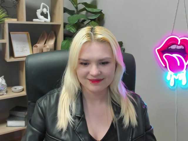 SweetLilyxo's BongaCams show and profile