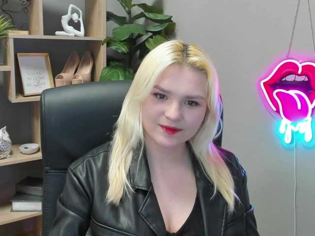 SweetLilyxo's BongaCams show and profile