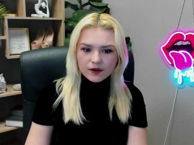 SweetLilyxo's BongaCams show and profile