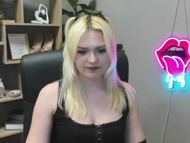 SweetLilyxo's BongaCams show and profile