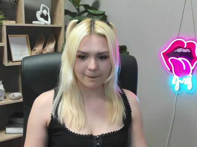 SweetLilyxo's BongaCams show and profile