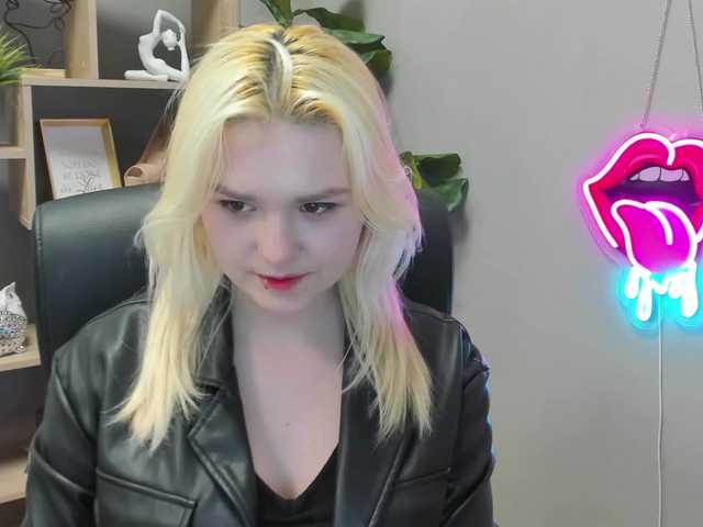 SweetLilyxo's BongaCams show and profile