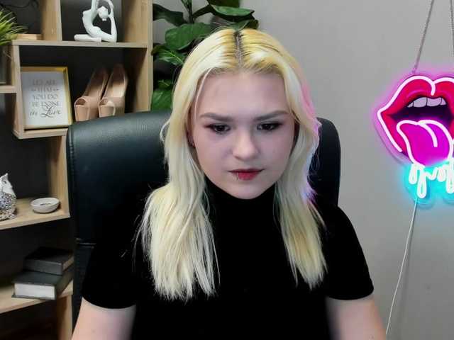 SweetLilyxo's BongaCams show and profile