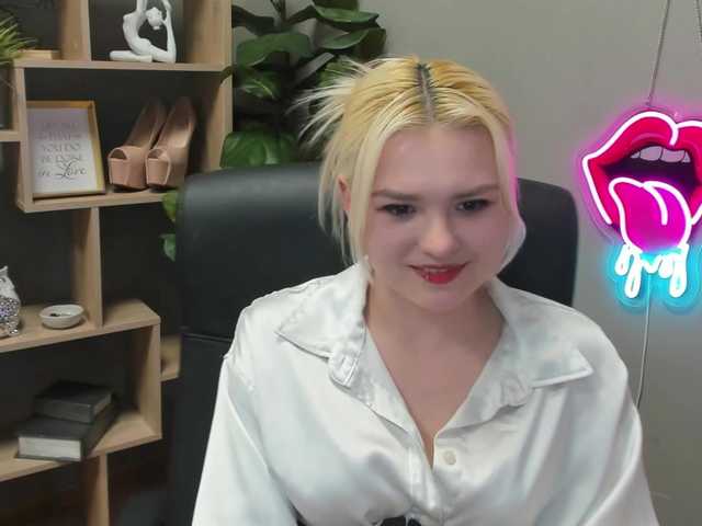 SweetLilyxo's BongaCams show and profile