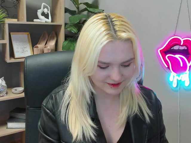 SweetLilyxo's BongaCams show and profile