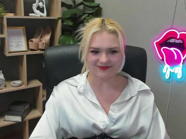 SweetLilyxo's BongaCams show and profile