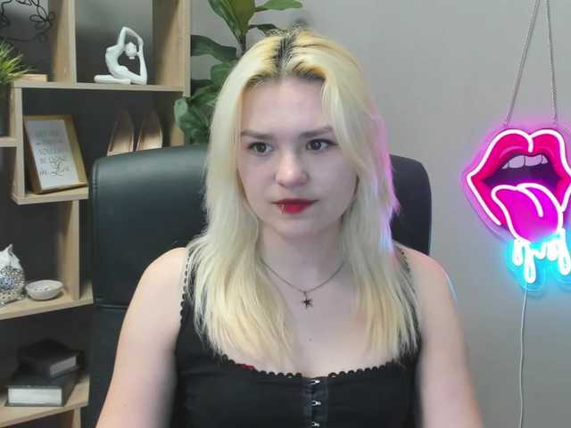 SweetLilyxo's BongaCams show and profile