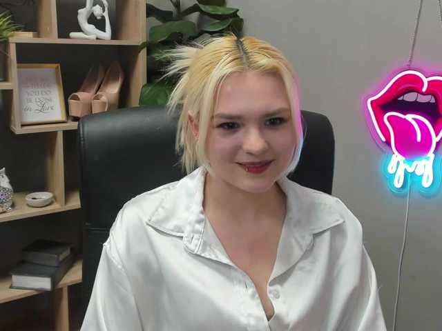 SweetLilyxo's BongaCams show and profile