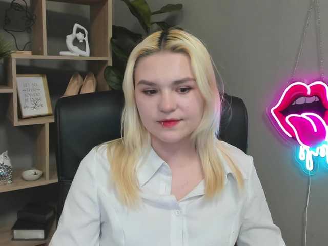 SweetLilyxo's BongaCams show and profile