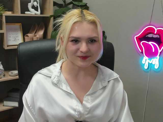 SweetLilyxo's BongaCams show and profile