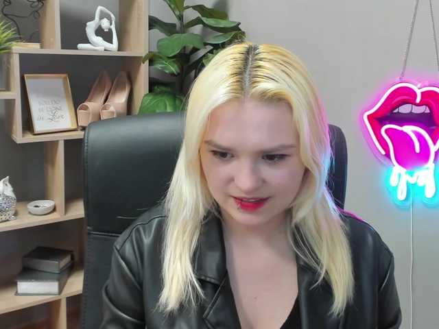 SweetLilyxo's BongaCams show and profile