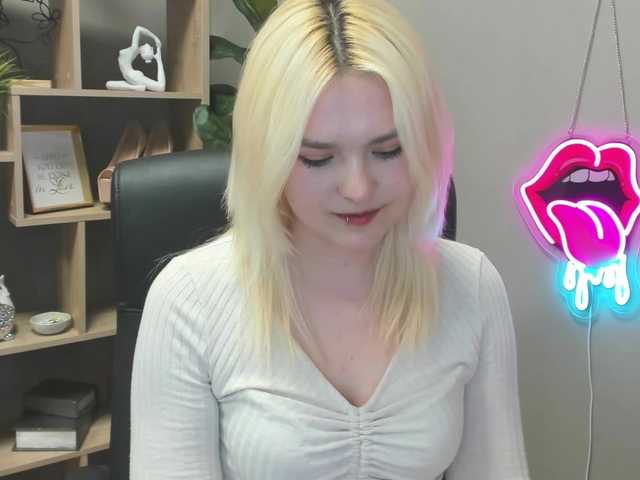 SweetLilyxo's BongaCams show and profile