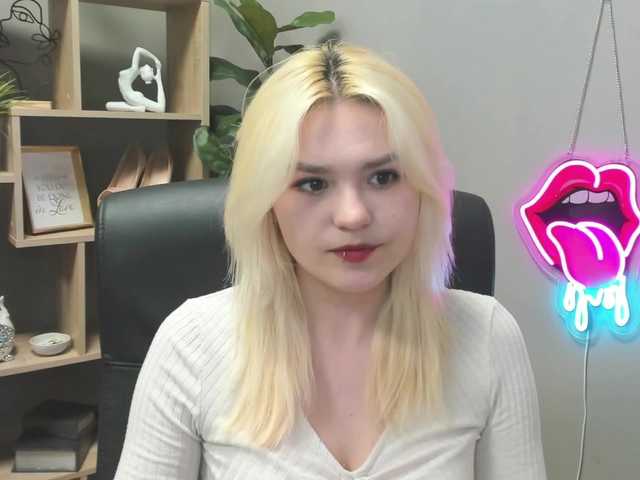 SweetLilyxo's BongaCams show and profile