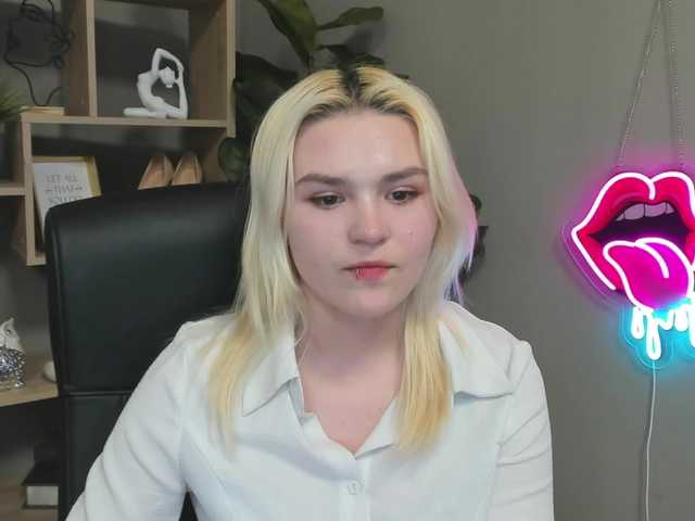 SweetLilyxo's BongaCams show and profile