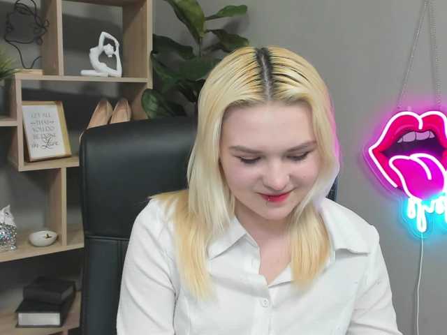 SweetLilyxo's BongaCams show and profile