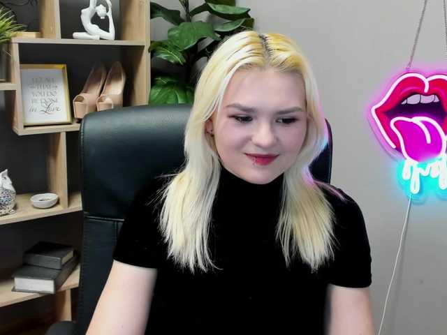 SweetLilyxo's BongaCams show and profile