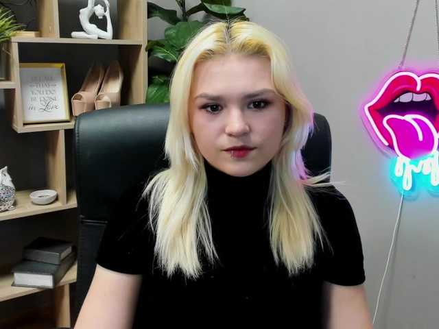 SweetLilyxo's BongaCams show and profile