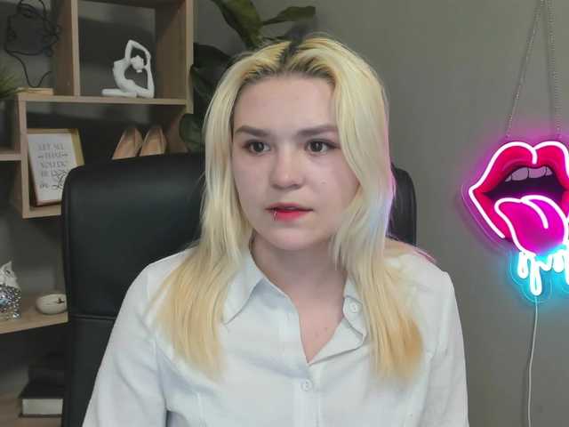 SweetLilyxo's BongaCams show and profile