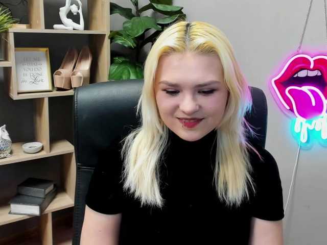 SweetLilyxo's BongaCams show and profile