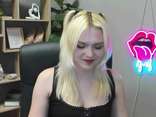 SweetLilyxo's BongaCams show and profile