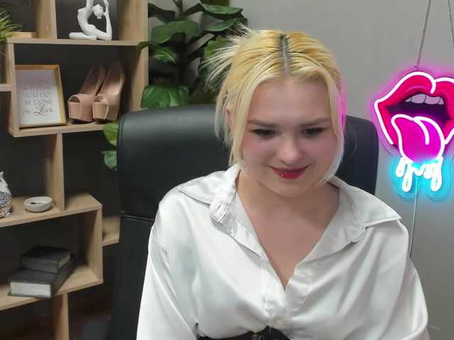 SweetLilyxo's BongaCams show and profile