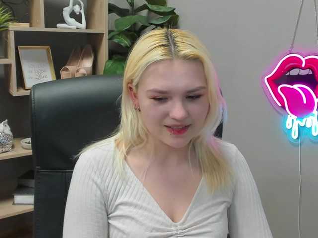 SweetLilyxo's BongaCams show and profile