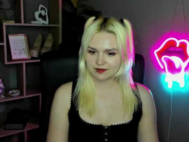 SweetLilyxo's BongaCams show and profile