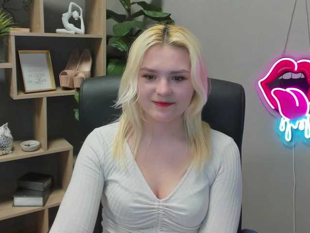 SweetLilyxo's BongaCams show and profile